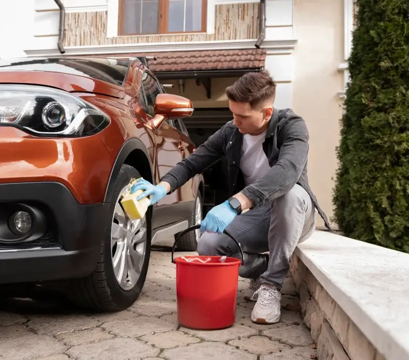 Lavage auto à domicile Lasgraisses : professionnel intervenant sur un véhicule